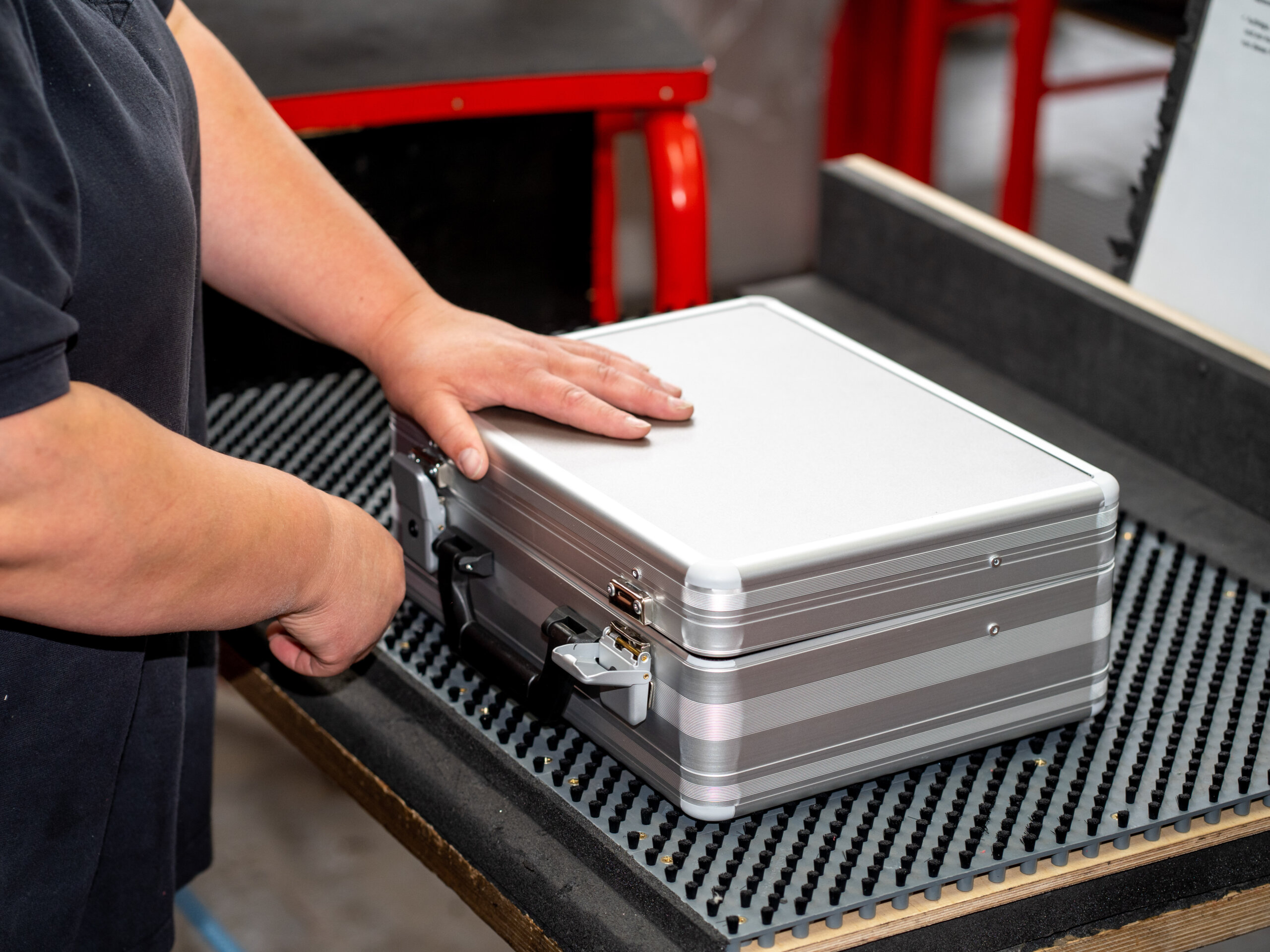 Produktionsmitarbeiter bei bwh Koffer