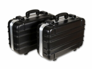 Recyceltes Kunststoffgranulate und ein Stück Fischernetz in einer Hand