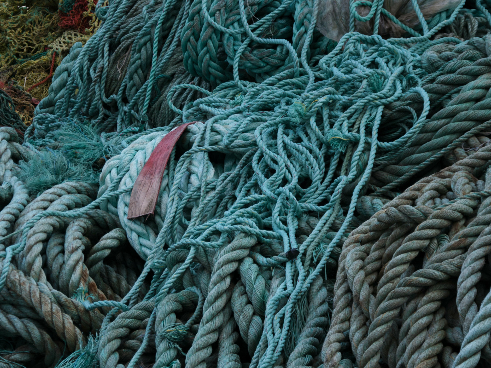 Sea Plastics_Net_Ropes Alte ausgesonderte Schleppnetze