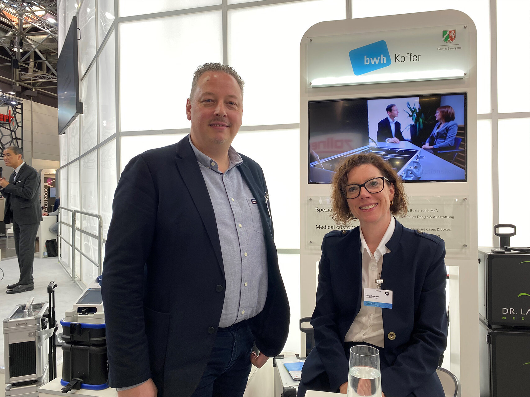 Gebietsverkaufsleiter Daniel Voet und Sonja Kerstiens auf der Messe MEDICA 2022