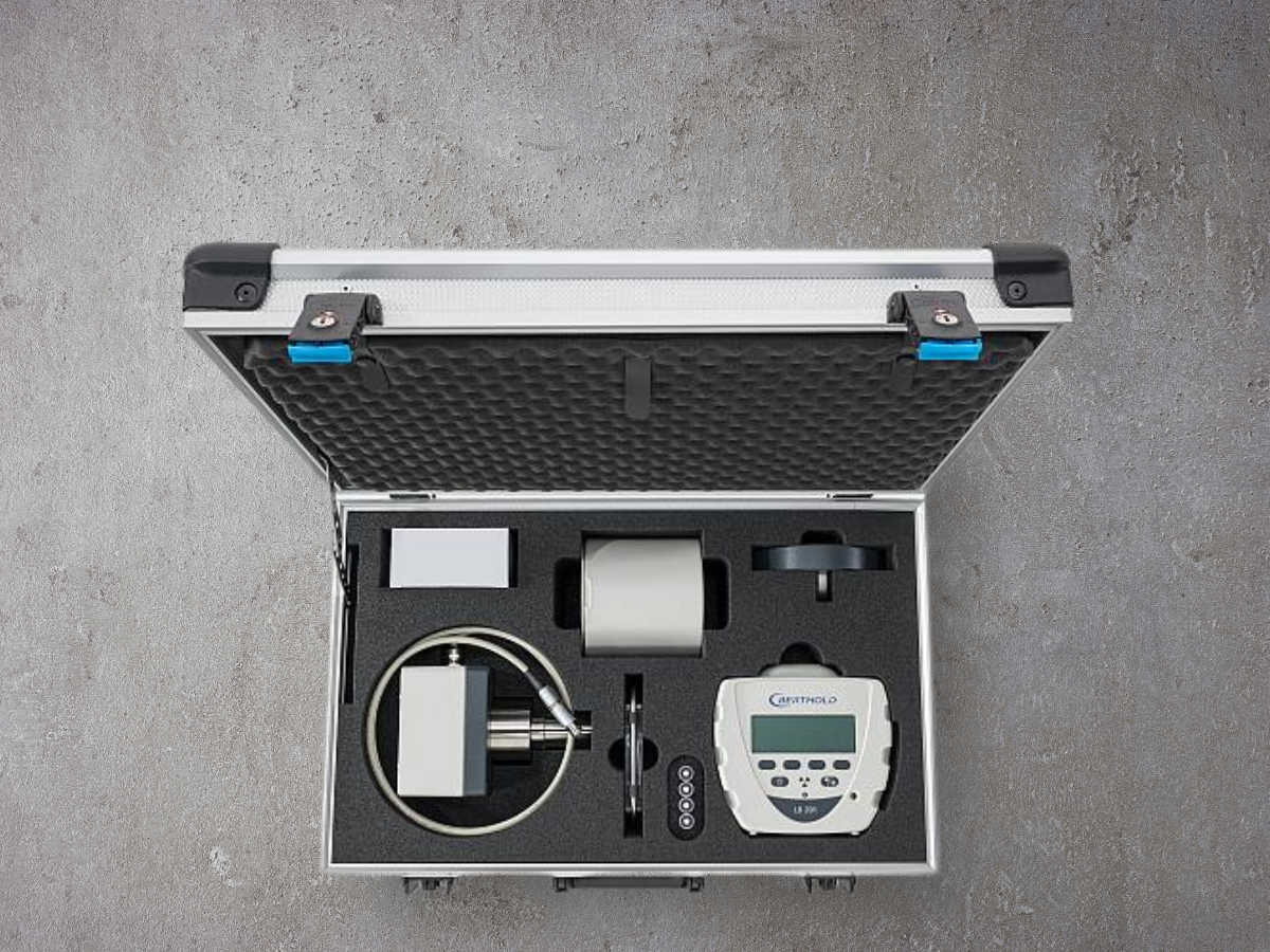 Koffer gefüllt mit empfindlicher und schwerer Messtechnik